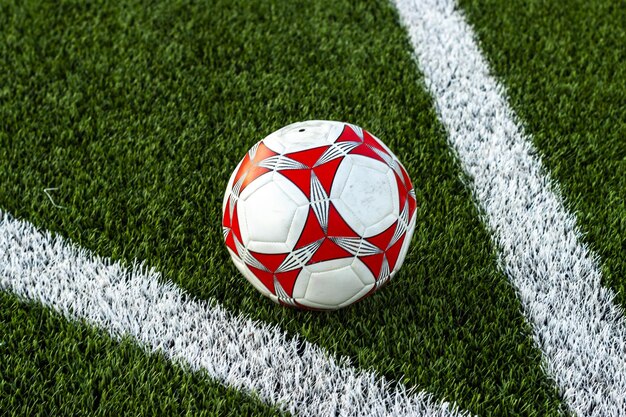 Jogador de futebol colocando a bola na grama ângulo baixo do jogador de  futebol colocando a bola na grama em cobrança de falta