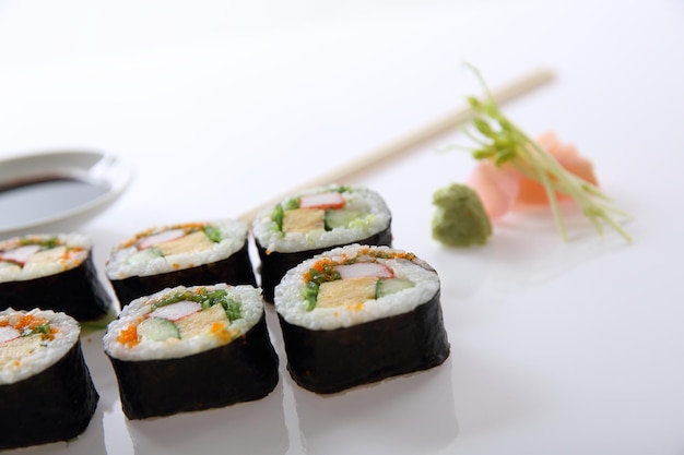 Futomaki Sushi, japanische Rollreis-Ei-Avocado-Gurke und Kaviar isoliert in weißem Hintergrund