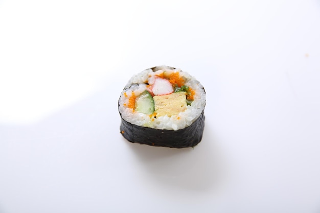 Futomaki Sushi, japanische Rollreis-Ei-Avocado-Gurke und Kaviar isoliert in weißem Hintergrund