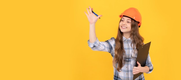 Foto futura carrera jovencita en casco haciendo notas constructor niño escribir en carpeta niño en casco diseño de cartel horizontal banner encabezado copia espacio