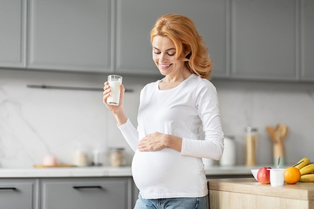 Una futura madre disfrutando de un vaso de leche