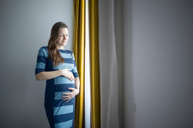 Futura mãe feliz por um bebê em seu ventre