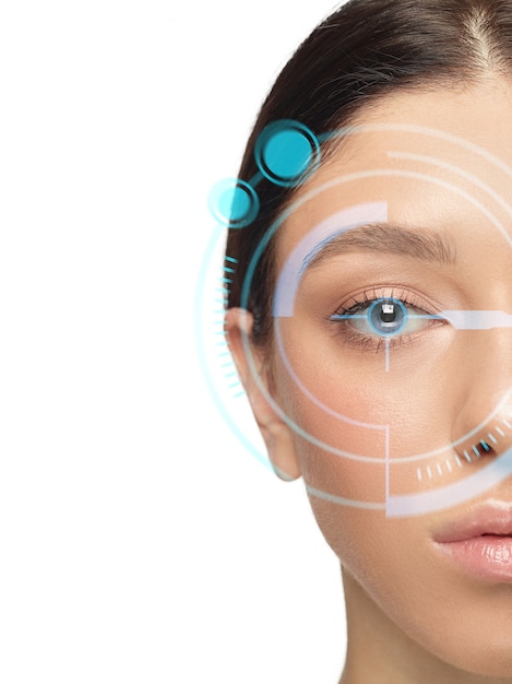 Futura mulher com painel de olho de tecnologia cibernética, interface de ciberespaço, conceito de oftalmologia. Olhos de mulher bonitos com tecnologia de identificação moderna, tratamento médico para os olhos, foco. Copyspace.