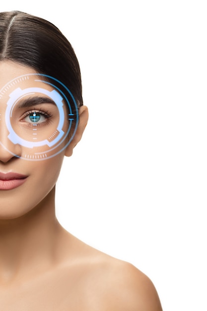 Futura mulher com painel de olho de tecnologia cibernética, interface de ciberespaço, conceito de oftalmologia. Olhos de mulher bonitos com tecnologia de identificação moderna, tratamento médico para os olhos, foco. Copyspace.