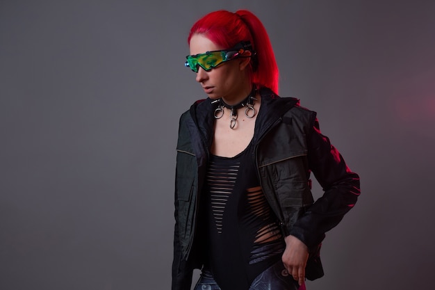 Futuristische Brille mit Hintergrundbeleuchtung, ein Augmented-Reality-Gadget. Cooles Bild im Stil von Futurismus und Technopunk, eine junge Frau mit rosa Haaren in leuchtender Brille, ein Gamer