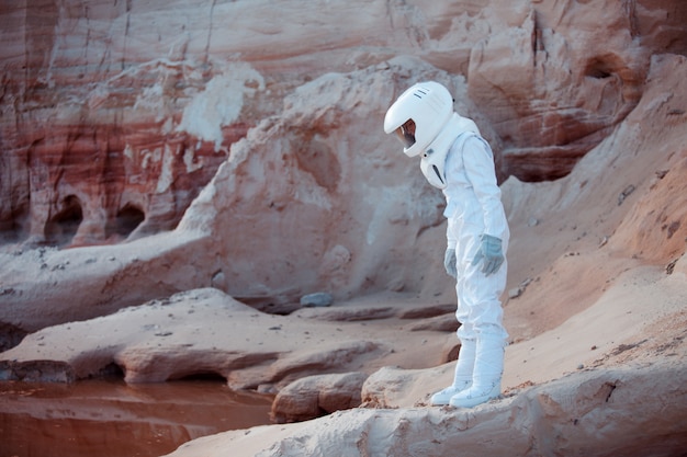 Futuristischer Astronaut auf einem anderen Planeten, Bild mit dem Effekt des Tonens