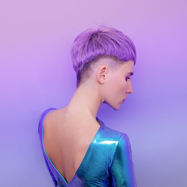 Futuristisches Mode-Mädchen mit violetten kurzen Haaren. Trendige Frisur