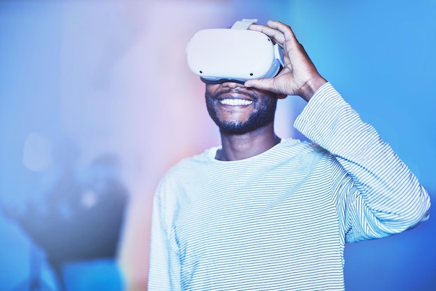 Futuro da inovação digital homem negro com fone de ouvido de realidade virtual no metaverso AI ou fundo neon 3d Tecnologia Gamer vr com óculos de ficção científica de realidade aumentada ou África futurista