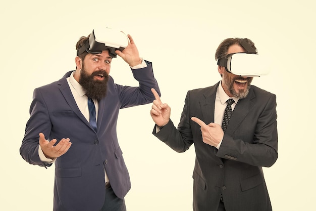 Foto futuro digital e innovación hombres maduros con barba en traje formal realidad virtual asociación trabajo en equipo hombres de negocios usan gafas vr tecnología moderna en negocios ágiles disfrutando de una nueva experiencia