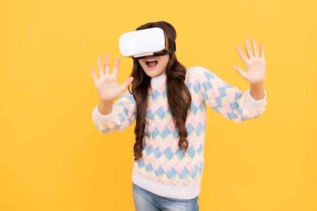 Futuro digital e innovación. niño en gafas de realidad virtual. tecnología inalámbrica moderna. desarrollo infantil. una adolescente feliz usa gafas VR inalámbricas. usando auriculares VR. niño juega videojuego.