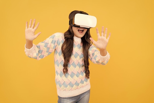 Futuro digital e innovación niño en gafas de realidad virtual tecnología inalámbrica moderna