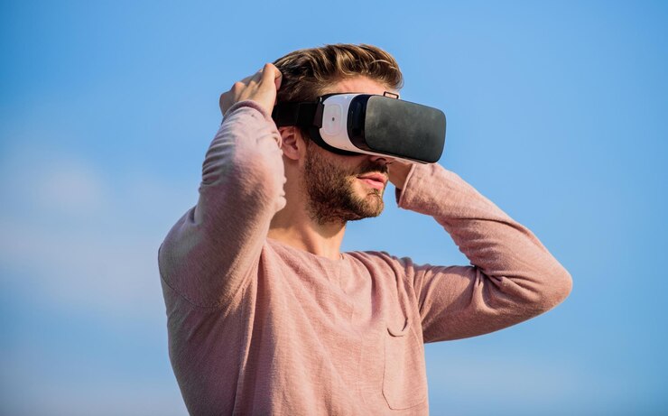 Foto futuro digital e inovação espaço cibernético realidade virtual homem bonito com óculos vr sem fio fone de ouvido jogo online óculos de realidade virtual realidade aumentada conceito de jogador tecnologia moderna
