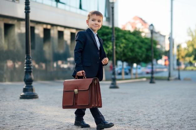 Futuro empresário em traje formal com maleta