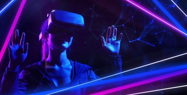 Foto futuro juego gamefi y tecnología digital de entretenimiento adolescente divirtiéndose jugar vr gafas de realidad virtual juego deportivo metaverso nft juego 3d ciber espacio futurista neón colorido fondo