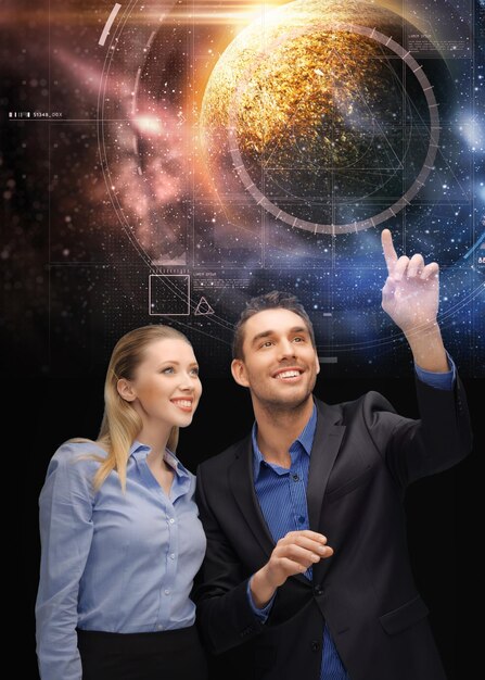 Foto futuro negócio tecnologia e pessoas conceito empresário e empresária com planeta e holograma sobre fundo espacial