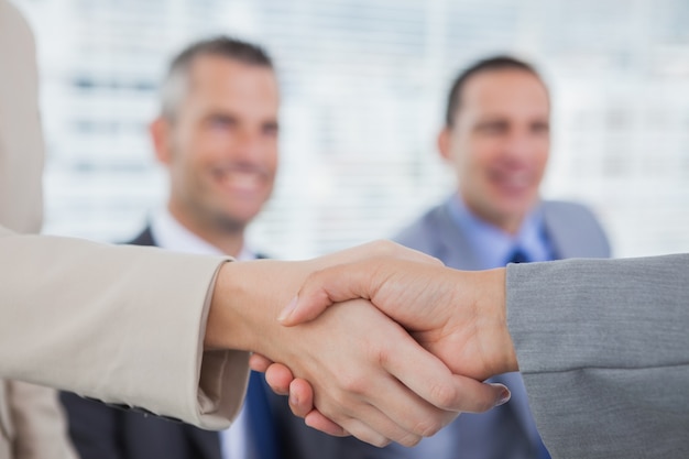 Futuros companheiros de trabalho apertando as mãos