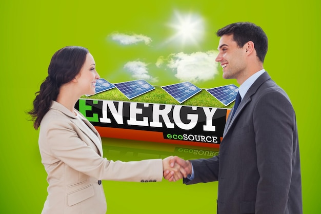 Futuros parceiros apertando as mãos contra painéis solares em um campo ensolarado em uma bateria economizadora de energia