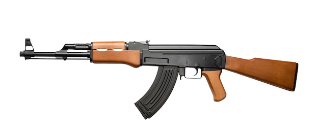 Fuzil de assalto russo AK-47 isolado no branco