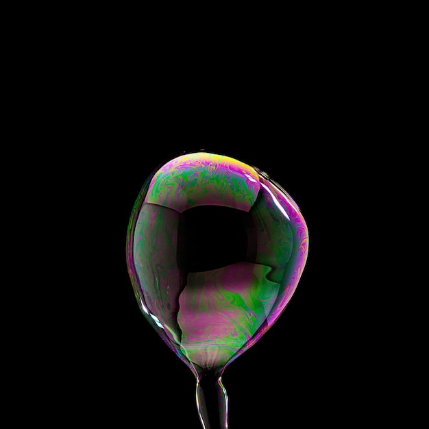 Fyling Soap Bubble en colores coloridos sobre fondo negro