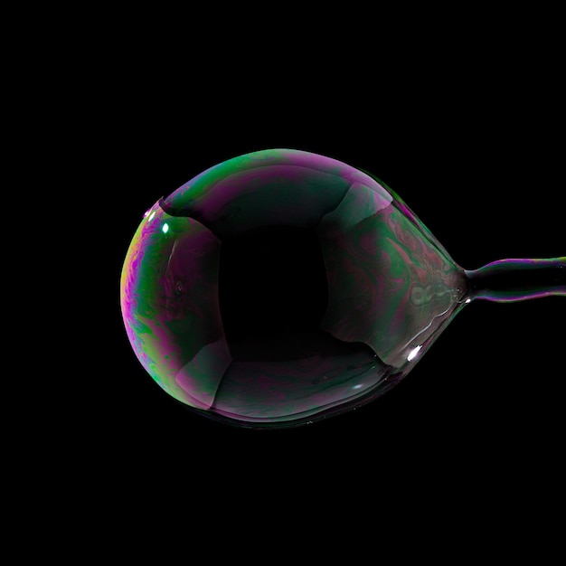 Fyling Soap Bubble en colores coloridos sobre fondo negro