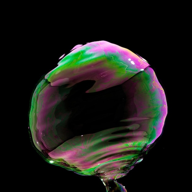 Fyling Soap Bubble en colores coloridos sobre fondo negro