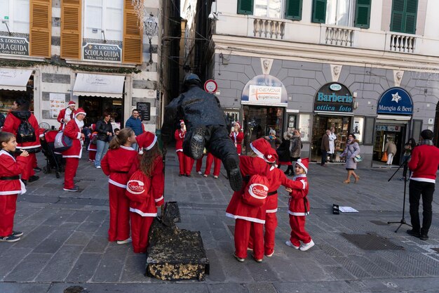 GÉNOVA, ITALIA - 22 DE DICIEMBRE DE 2019 - Paseo tradicional de Papá Noel