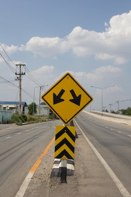 Gabel im Straßenschild