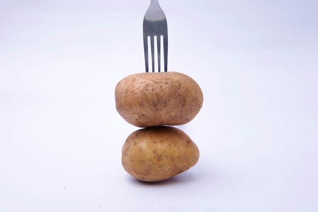 Gabel mit einem Stapel Kartoffeln isoliert auf weißem Hintergrund