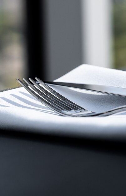Foto gabel und messer mit weißer serviette auf dem tisch im luxusrestaurant im freien feines speisemenü für hochzeit...
