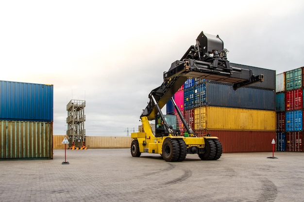 Gabelstapler, der Frachtcontainer handhabt Frachtcontainerbeladung Containerhandler Logistik-Import-Export-Konzept Logistikhof für Industriecontainer