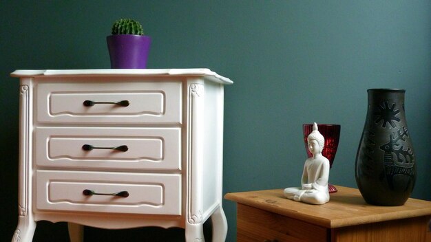 Gabinete blanco y estatuilla de Buda en casa