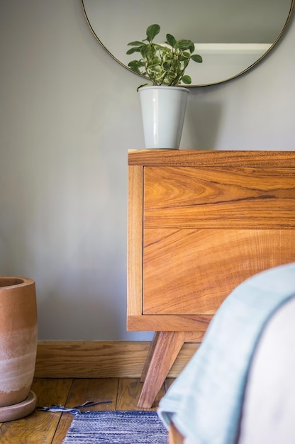 Gabinete de buffet de almacenamiento de madera de lujo elegante y moderno para muebles de interiores en el fondo aislado