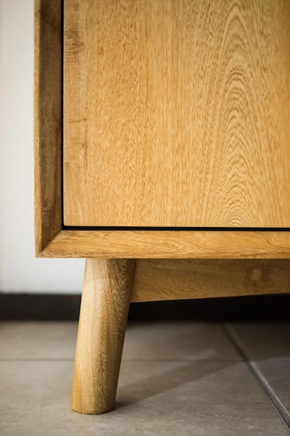 Gabinete de buffet de almacenamiento de madera de lujo elegante y moderno para muebles de interiores en el fondo aislado