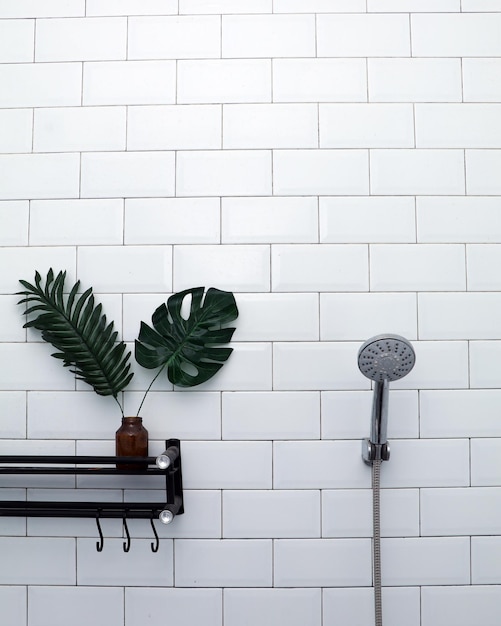 Gabinete de decoración de baño y ducha en la pared de azulejos. Concepto interior minimalista.