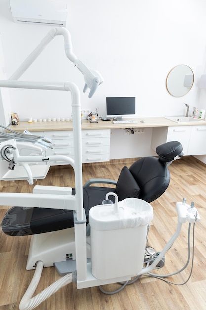 Foto gabinete dental moderno en colores blancos equipo dental diferente lámpara de silla máquinas de perforación tratamiento dental conceptual