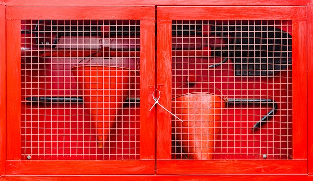 Gabinete rojo, equipo de seguridad contra incendios en la caja roja en la pared