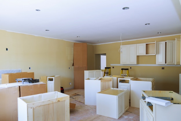 Foto gabinetes de cocina personalizados en varias etapas de la base de instalación para la isla en el centro