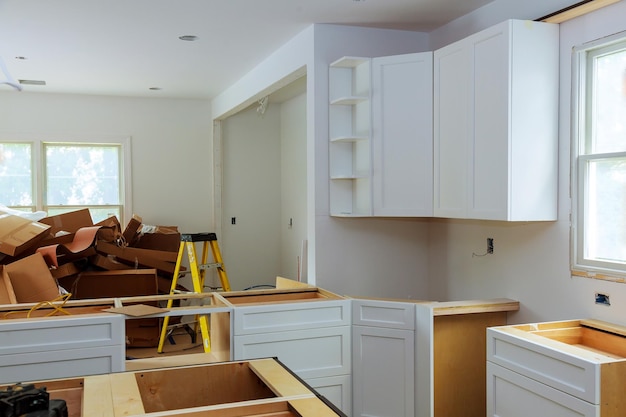 Foto gabinetes de cocina personalizados en varias etapas de instalación base para isla en instalación central de