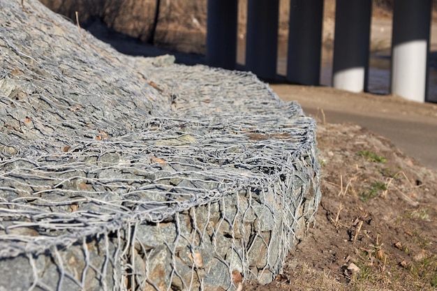 Gabion una malla metálica llena de piedras gruesas