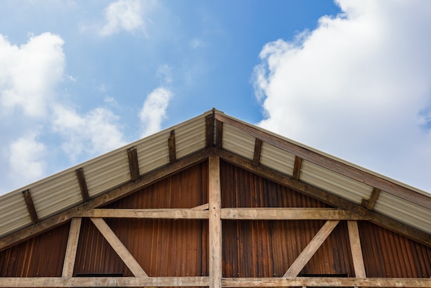 Foto gablete de casas de madera y paredes galvanizadas.