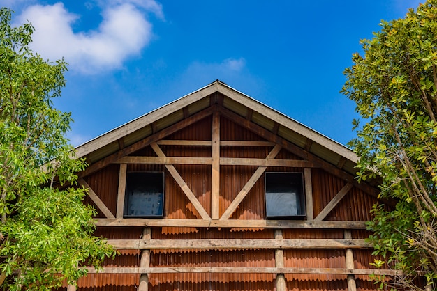 Foto gablete de casas de madera y paredes galvanizadas.