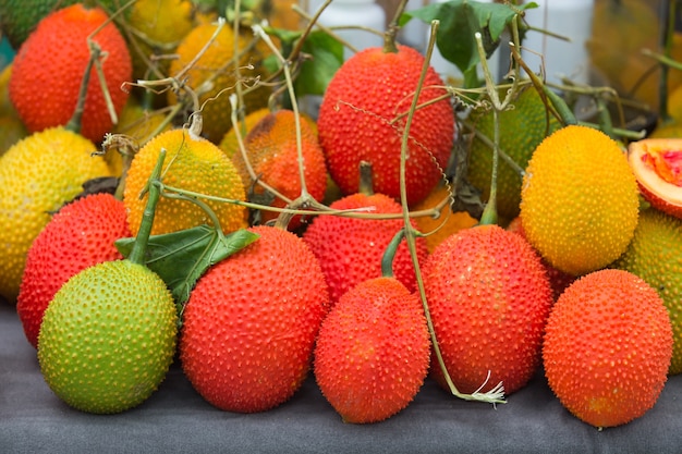 Gac-Frucht auf altem Holztisch