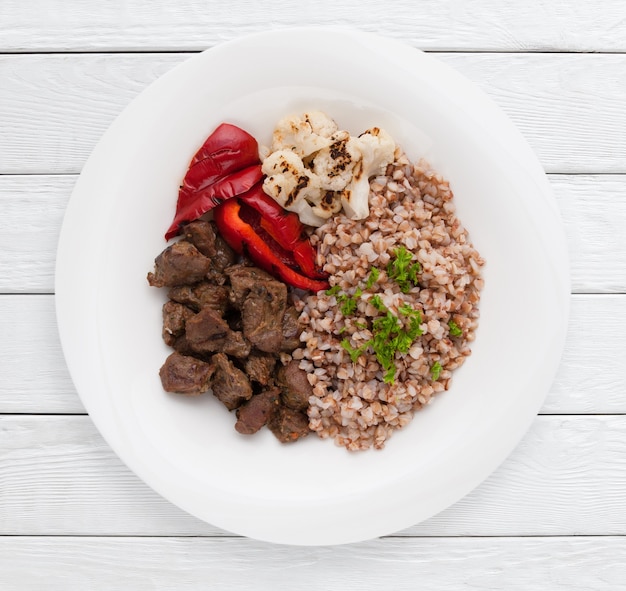 Gachas de alforfón, carne de vacuno y verduras a la plancha