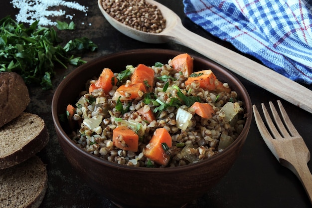 Gachas de alforfón con verduras en un bol