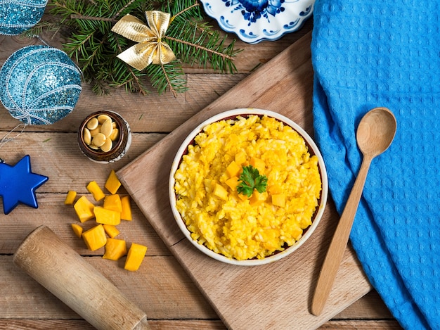 Gachas de arroz de calabaza con decoración navideña en colores azul y dorado