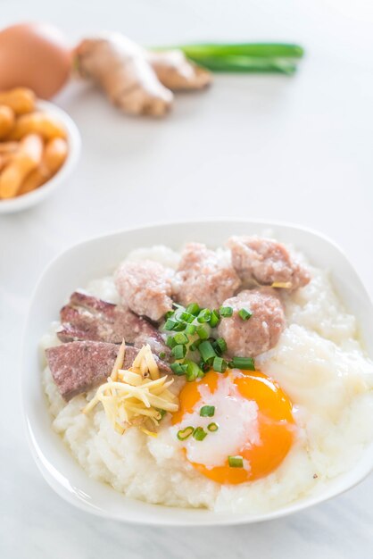 gachas de arroz con carne de cerdo y huevo