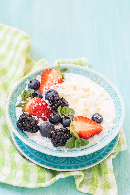 Gachas de arroz con leche de coco y frutos rojos