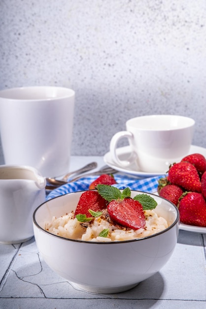 Gachas de arroz o pudín con fresa