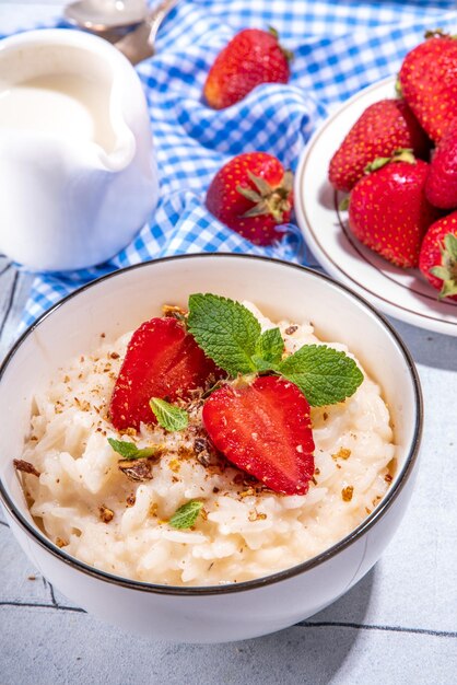 Gachas de arroz o pudín con fresa