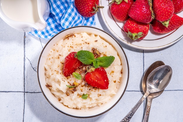 Gachas de arroz o pudín con fresa